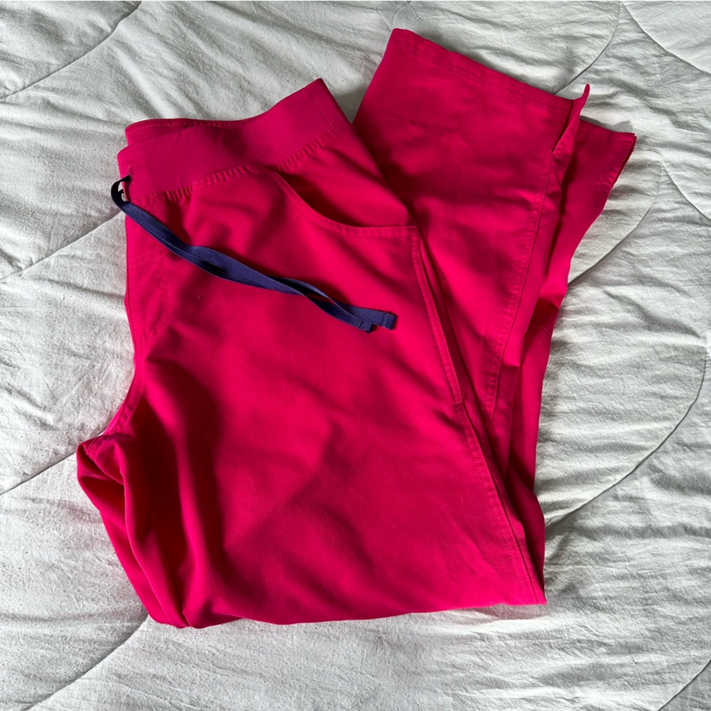 Like new Figs Ultra Rose Kade cargo scrub pant